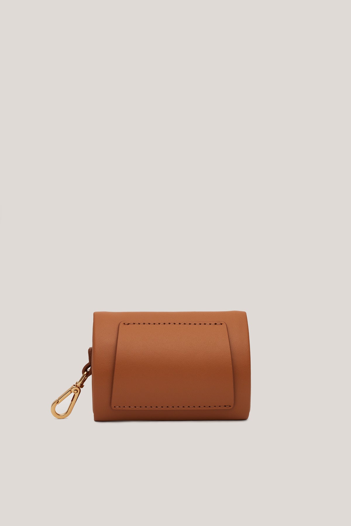 Didi carmelo is an elegant caramel color handbag from Italy and made of quality leather.