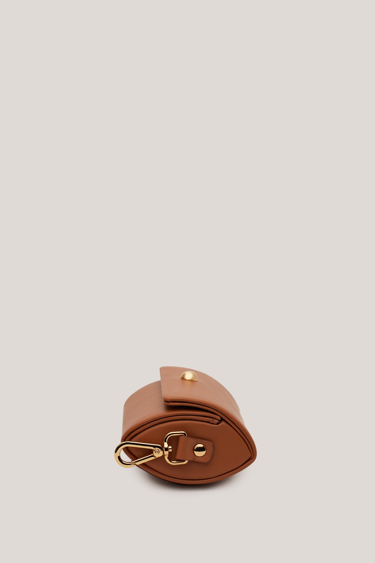 The Didi carmelo is an elegant coin purse that can be used as a coin bag, a wallet, a key chain and more.