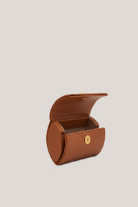 Didi carmelo is a coin purse fits perfectly onto most belts. This SLG also hooks onto handbags and trouser waistbands contributing to any outfit as a statement accessory. 